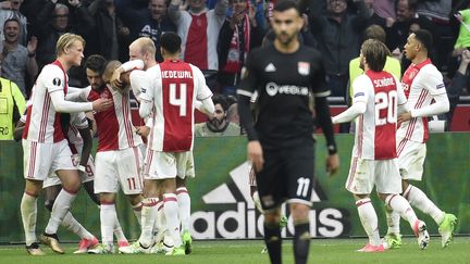 Les joueurs de l'Ajax Amsterdam savourent un but lors de la demi-finale aller de la Ligue Europa face à l'Olympique lyonnais, le 3 mai 2017, à Amsterdam (Pays-Bas).&nbsp; (JEAN-PHILIPPE KSIAZEK / AFP)