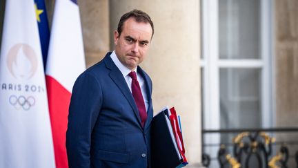 Sébastien Lecornu, le ministre des Armées, sur le perron de l'Elysée, le 1er octobre 2024. (XOSE BOUZAS / AFP)