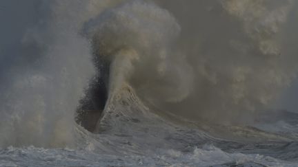 Des vagues se sont formées avec des creux de plus de 10 mètres, au large du Finistère, le 8 février 2016. (MAXPPP)
