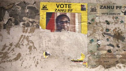 Affiche de la campagne de 2008 photographiée en novembre 2017 sur un immeuble dégradé de Harare, capitale du Zimbabwe. (AP/SIPA)