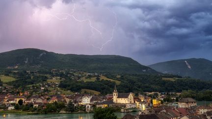 Un orage à Seyssel (Haute-Savoie) en décembre 2020. (JEAN-PHILIPPE DELOBELLE / BIOSPHOTO / AFP)