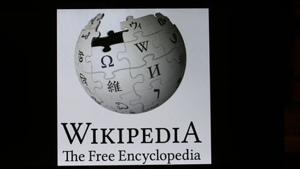 Le logo de Wikipédia, affiché sur un écran, le 7 juin 2018.&nbsp; (ALEXANDER POHL / NURPHOTO / AFP)