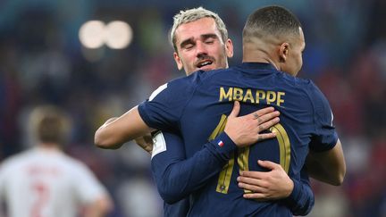 Antoine Griezmann et Kylian Mbappé célèbrent le premier but de la France contre le Danemark en Coupe du monde, à Doha, le 26 novembre 2022. (FRANCK FIFE / AFP)