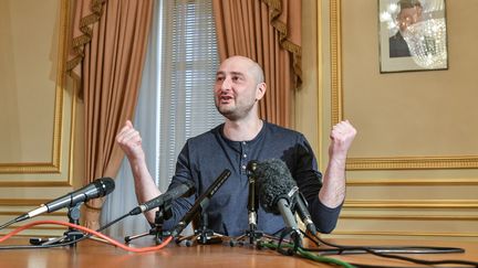 Le journaliste Arkady Babchenko en conférence de presse, le 31 mai 2018 à Kiev (Ukraine). (GENYA SAVILOV / AFP)