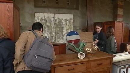 Le tournage de la série "Un village français" s’étant achevé, une grande brocante a été organisée pour vendre les éléments d’époque qui constituaient le décor. (FRANCE 3)