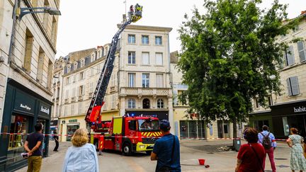 L'intervention des pompiers à Niort (Deux-Sèvres) après le séisme d'une magnitude supérieure à 5, le 16 juin 2023. (JABOUTIER / LA NOUVELLE REPUBLIQUE / MAXPPP)