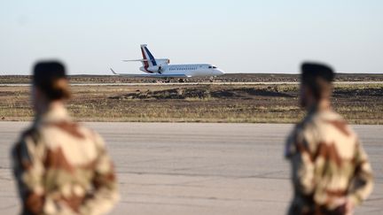 L'avion de François Hollande atterrit sur une base militaire française en Jordanie, le 19 avril 2016. (STEPHANE DE SAKUTIN / AFP)