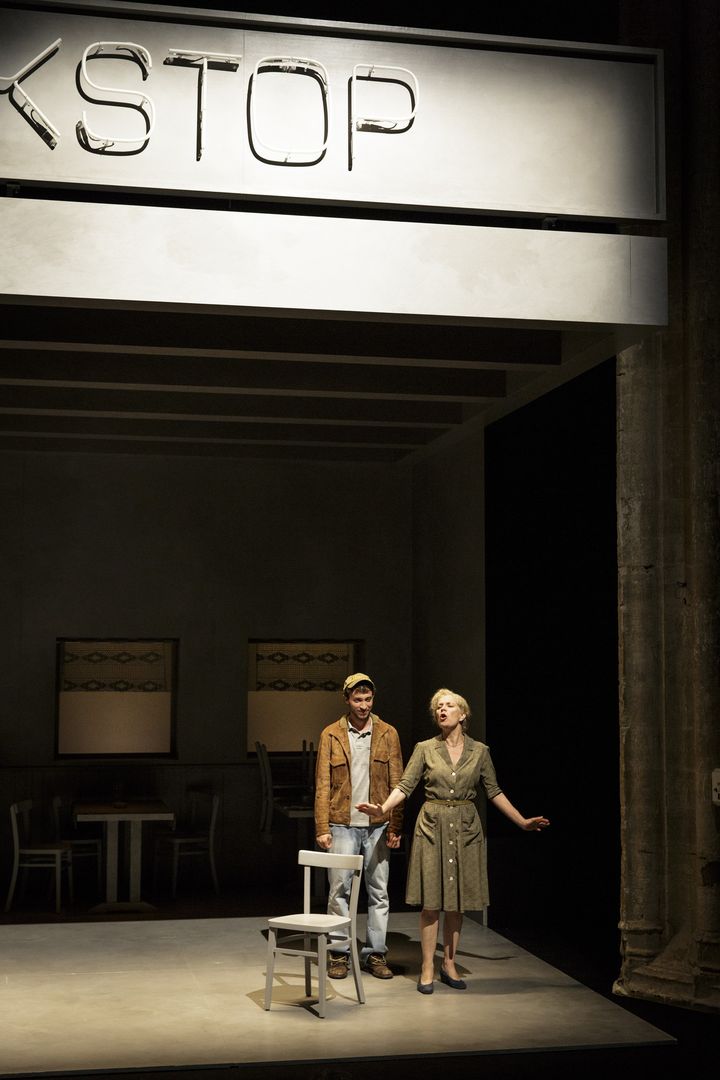 Claire Aveline et Maurin Ollès dans "Truckstop"
 (Christophe Raynaud de Lage / Festival d&#039;Avignon)