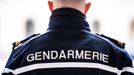 Un gendarme de dos à Paris. (photo d'illustration) (XOSE BOUZAS / HANS LUCAS / AFP)