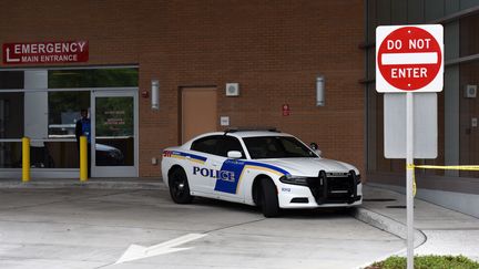 Une voiture de police stationne devant l'un des hôpitaux où des victimes de la tuerie ont été soignées à Orlando (Floride, Etats-Unis), le 12 juin 2016. (YIN BOGU / NURPHOTO / AFP)