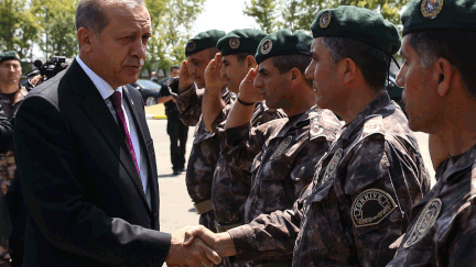 &nbsp; (Le président turc Erdogan en visite au service de police d'opération spéciale © AFP/ANADOLU AGENCY/ Ercin Top /)