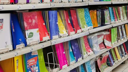 Le rayon des fournitures scolaires d'une grande surface à Paris, le 2 juillet 2020. (MAXPPP)