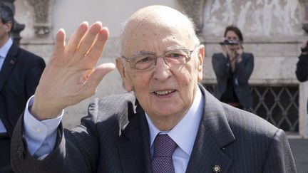 Le pr&eacute;sident de la R&eacute;publique italienne, Giorgio Napolitano, salue des habitants de Rome, le 12 avril 2013. (ITALIAN PRESIDENCY / REUTERS)