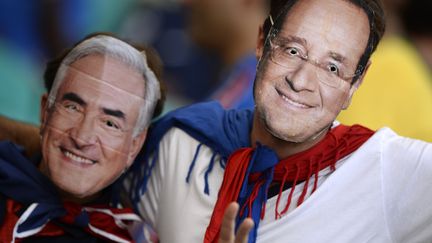 Des supporters fran&ccedil;ais d&eacute;guis&eacute;s en Fran&ccedil;ois Hollande et Dominique Strauss-Kahn aper&ccedil;us dans les tribunes de Salvador de Bahia, le 20 juin, &agrave; l'occasion de France-Suisse.&nbsp; (FRANCK FIFE / AFP)