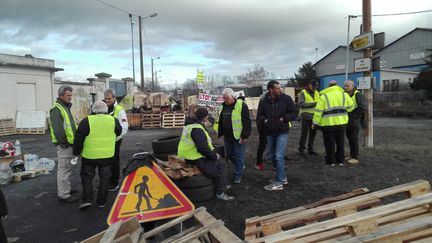 Des "gilets jaunes" bloquent le dépôt pétrolier au Mans dans la Sarthe, le 4 décembre 2018.&nbsp; (RUDDY GUILMIN / FRANCE-BLEU MAINE)