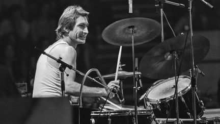 Le batteur anglais Charlie Watts des Rolling Stones sur scène à Wembley, Londres (Royaume-Uni), le 7 septembre 1973. (EVENING STANDARD / HULTON ARCHIVE / GETTY)