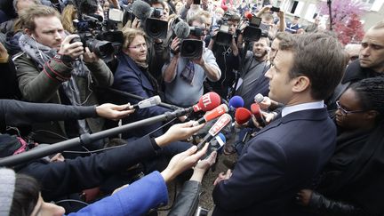 Emmanuel Macron assailli par les journalistes, le 28 avril 2017, lors de sa visite à&nbsp;Oradour-sur-Glane (Haute-Vienne), pendant la campagne présidentielle. (PASCAL LACHENAUD / AFP)