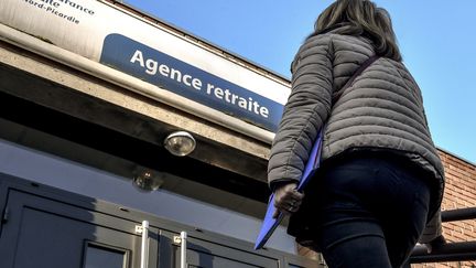 Une femme entre dans une agence de l'Assurance-retraite, le 15 février 2019, à Armentières, dans le Nord de la France. (PHILIPPE HUGUEN / AFP)