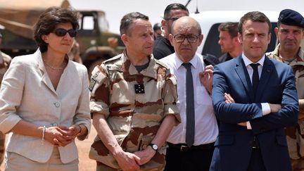 De gauche à droite, Sylvie Goulard, ministre française de la Défense, le général Pierre de Villiers, chef d'état-major des armées, Jean Yves Le Drian, chef de la diplomatie française, et le président Emmanuel Macron lors de leur visite aux forces de l'opération Barkhane, dans la région de Gao au nord du Mali, le 19 mai 2017. (CHRISTOPHE PETIT TESSON/POOL/AFP)