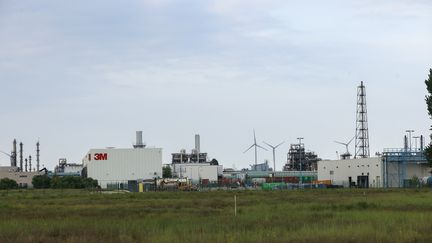 La multinationale américaine 3M a conclu un accord avec les autorités régionales de Flandre&nbsp;(Belgique) après des rejets polluants autour de son usine de Zwijndrecht, près d'Anvers. (DAVID PINTENS / BELGA MAG / AFP)