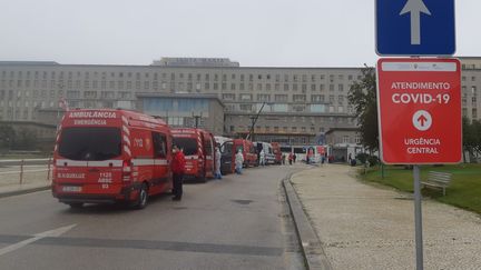 Devant l'hôpital Santa Maria de Lisbonne, le plus important du Portugal, les files d'attente des ambulances s'allongent. (LOUISE BODET / RADIO FRANCE)