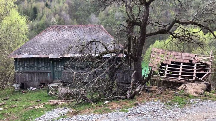 L'eau devrait avoir englouti la&nbsp;maison des grands-parents de Cosmina Holobut&nbsp;d'ici quelques mois. (MARIE-ADELAIDE SCIGACZ / FRANCEINFO)