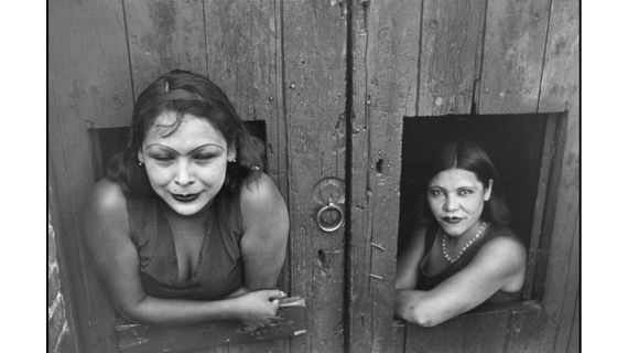 Henri Cartier-Bresson, "Prostitu&eacute;es, Calle Cuauhtemoctzin", Mexico, 1934. (MAGNUM PHOTOS / COURTESY FONDATION HENRI CARTIER-BRESSON)