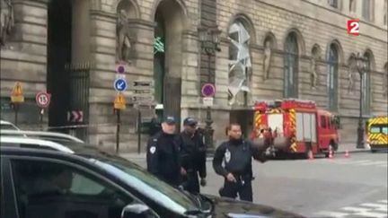 Attaque terroriste au Louvre : un militaire blessé