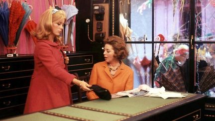 Catherine Deneuve et Anne Vernon dans "Les parapluies de Cherbourg"
 (KOBAL / The Picture Desk)