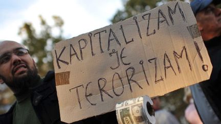 A Belgrade, on compare capitalisme et terrorisme. (AFP/ANDREJ ISAKOVIC )