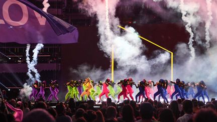 Jennifer Lopez sur la scène de "Vax Live" en Californie.&nbsp; (VALERIE MACON / AFP)