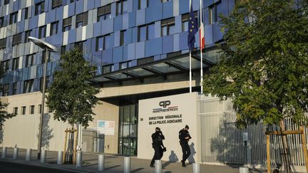 Le siège de la police judiciaire à Paris, le 22 septembre 2020. (GEOFFROY VAN DER HASSELT / AFP)