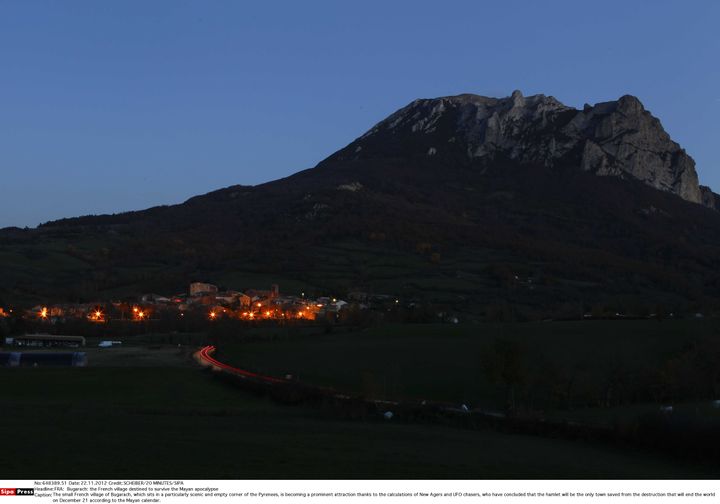 Le village de Bugarach (Aude), au pied du pic &eacute;ponyme, le 22 novembre 2012. Ce promontoire serait une rampe de d&eacute;collage pour un vaisseau martien charg&eacute; de sauver certains humains de la fin du monde.&nbsp; (FRED SCHEIBER / SIPA)