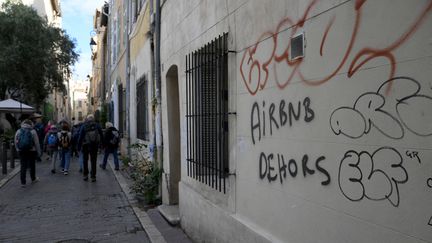 Graffiti on a wall, November 10, 2023, protests against the presence of rentals "Airbnb" in the Panier district, a tourist area of ​​Marseille.  (NICOLAS TUCAT / AFP)