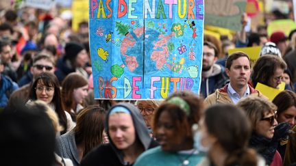 Des personnes manifestent pour le climat le 9 avril 2022 à Paris.&nbsp; (EMMANUEL DUNAND / AFP)