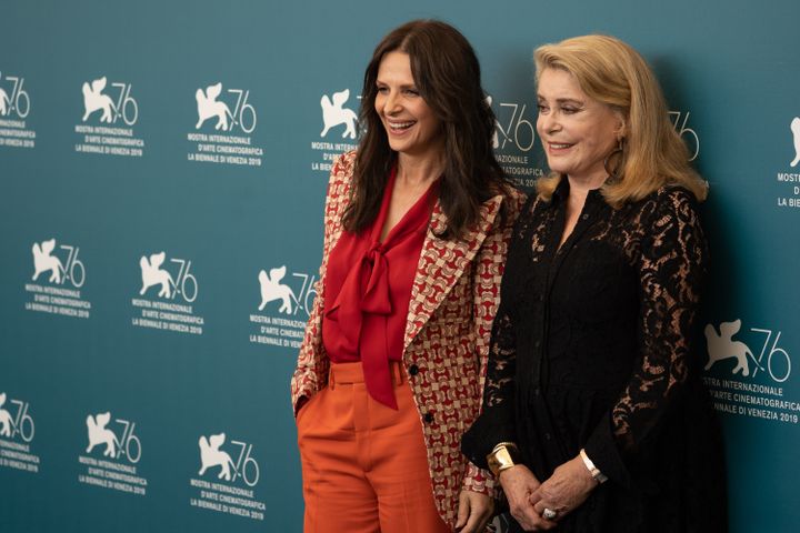 Juliette Binoche et Catherine Deneuve au 76e Festival du film de Venise le 28 août 2019. (LUCA CARLINO / NURPHOTO)