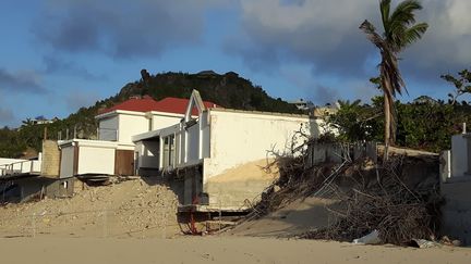 Une maison sur l'île de Saint-Barthélemy, en cours de reconstruction en mai 2018, huit mois après le passage de l'ouragan Irma. (JEROME VAL / RADIO FRANCE)