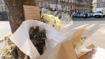 Des fleurs ont été&nbsp;déposées à l'endroit où l'ancien rugbyman argentin Federico Martin Aramburu a été tué par balles le 19 mars 2022, à Paris. (THOMAS SAMSON / AFP)