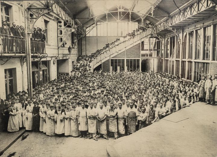 Le personnel de la maison LU vers 1907 (collection Olivier Fruneau-Maigret). (HENRI DU CRAY - PHOTOGRAPHE)