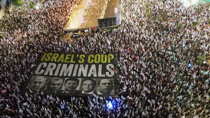 Des manifestants israéliens se rassemblent pour marcher "pour l'indépendance de la justice" à Tel-Aviv (Israël), le 12 août 2023. (YAIR PALTI / ANADOLU AGENCY / AFP)