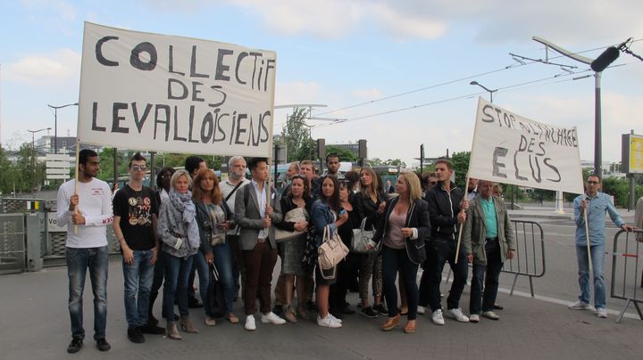 Des manifestants apportent leur soutien au d&eacute;put&eacute;-maire de Levallois-Perret (Hauts-de-Seine) Patrick Balkany, mardi 9 juin 2015, devant le si&egrave;ge de France T&eacute;l&eacute;visions, &agrave; Paris. (F. MAGNENOU / FRANCETV INFO)