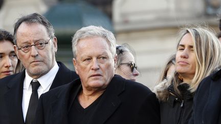 André Boudou (au centre) aux côtés de l'acteur Jean Reno, lors de la cérémonie d'hommage à Johnny Hallyday, le 6 décembre 2017, à Paris.&nbsp; (YOAN VALAT / AFP)