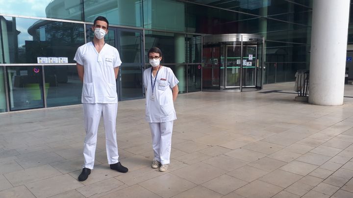 Youenn Jouan et Charlotte Salmon, médecins réanimateurs au CHU de Tours, le 27 avril 2020. (GAELE JOLY / RADIO FRANCE)