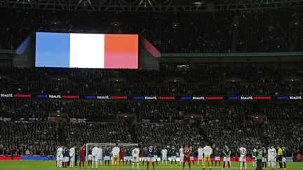 Le drapeau français flotte sur Wembley (ADRIAN DENNIS / AFP)