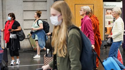 Des voyageurs à la gare de l'est, à Paris, le 1er juillet 2022. (MYRIAM TIRLER / HANS LUCAS / AFP)