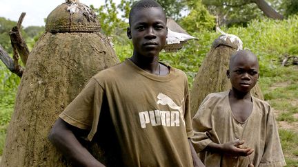 L'ethnie Tamberma, issue du peuple Somba, est estimée à 20.000 habitants environ au Togo. Mais la jeune génération, peut-être attirée par un confort plus moderne, semble délaisser son habitat traditionnel et l'entretien qu'il demande pour des matériaux comme le béton et la tôle. (Philippe ROY / AURIMAGES / AFP)