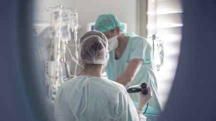 Des soignants à l'hôpital de Perpignan (Pyrénées-occidentales), le 26 janvier 2021. (IDHIR BAHA / HANS LUCAS / AFP)