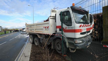 Le poids-lourd impliqu&eacute; dans l'accident mortel d'un car scolaire &agrave; Rochefort (Charente-Maritime), le 11 f&eacute;vrier 2016.&nbsp; (XAVIER LEOTY / AFP)