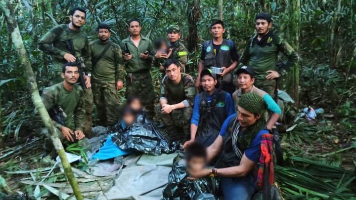 Les quatre enfants et les militaires qui les ont retrouvés, après 40 jours d'opération, le 9 juin 2023, en Colombie. (COLOMBIAN MILITARY FORCES / ANADOLU AGENCY / AFP)