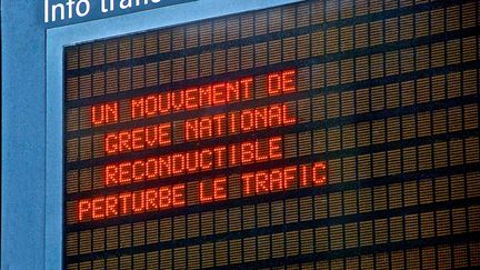 Dans un communiqué publié mercredi 21 mars, la fédération Sud rail de la région Provence-Alpes-Côte d'Azur accuse la direction de la SNCF de "supprimer prioritairement les trains devant acheminer les manifestants à Paris". (MAXPPP)